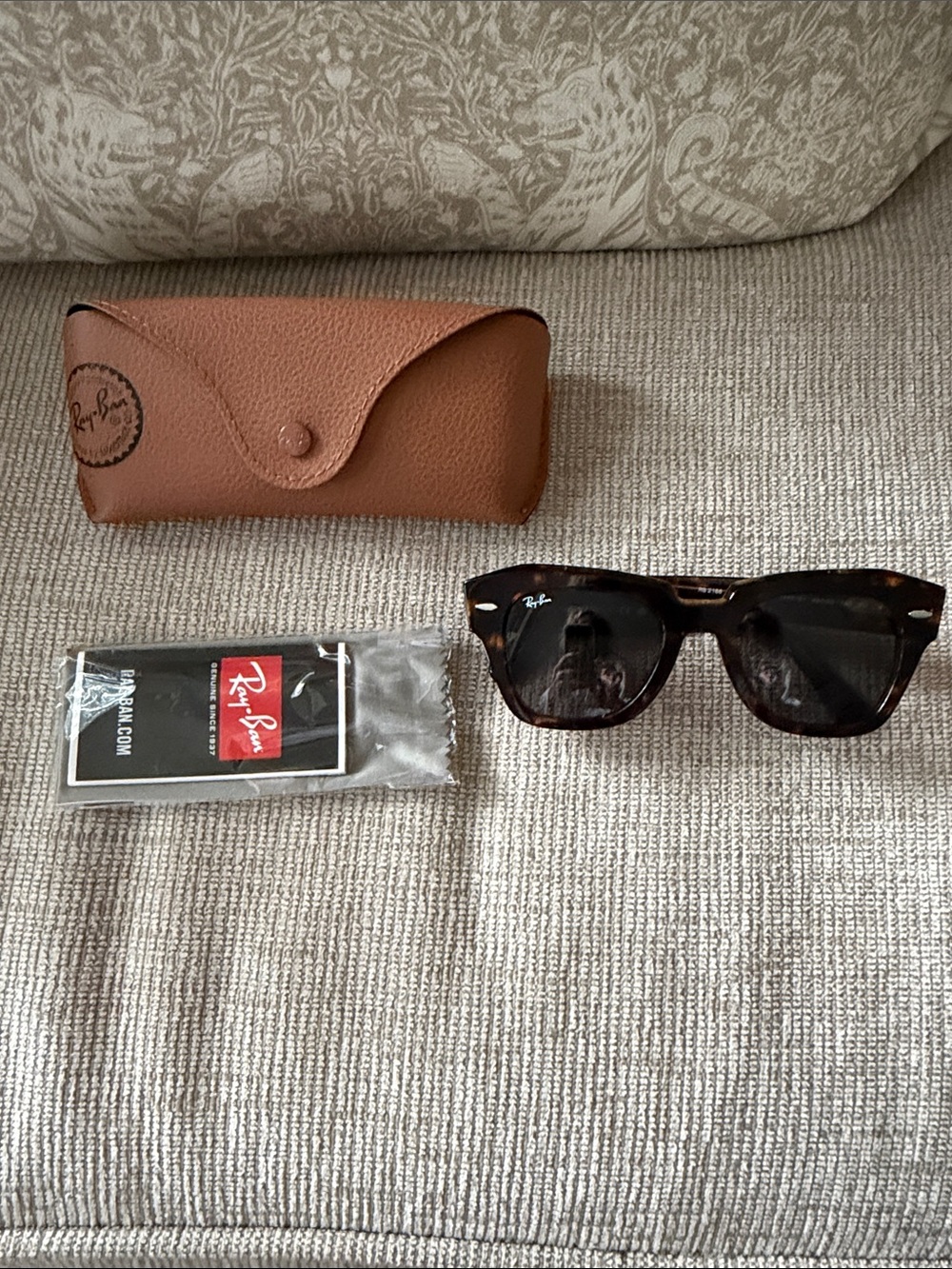 NWOT Ray-Ban Tortoiseshell Frame Sunglasses with Black Lenses and Brown Case